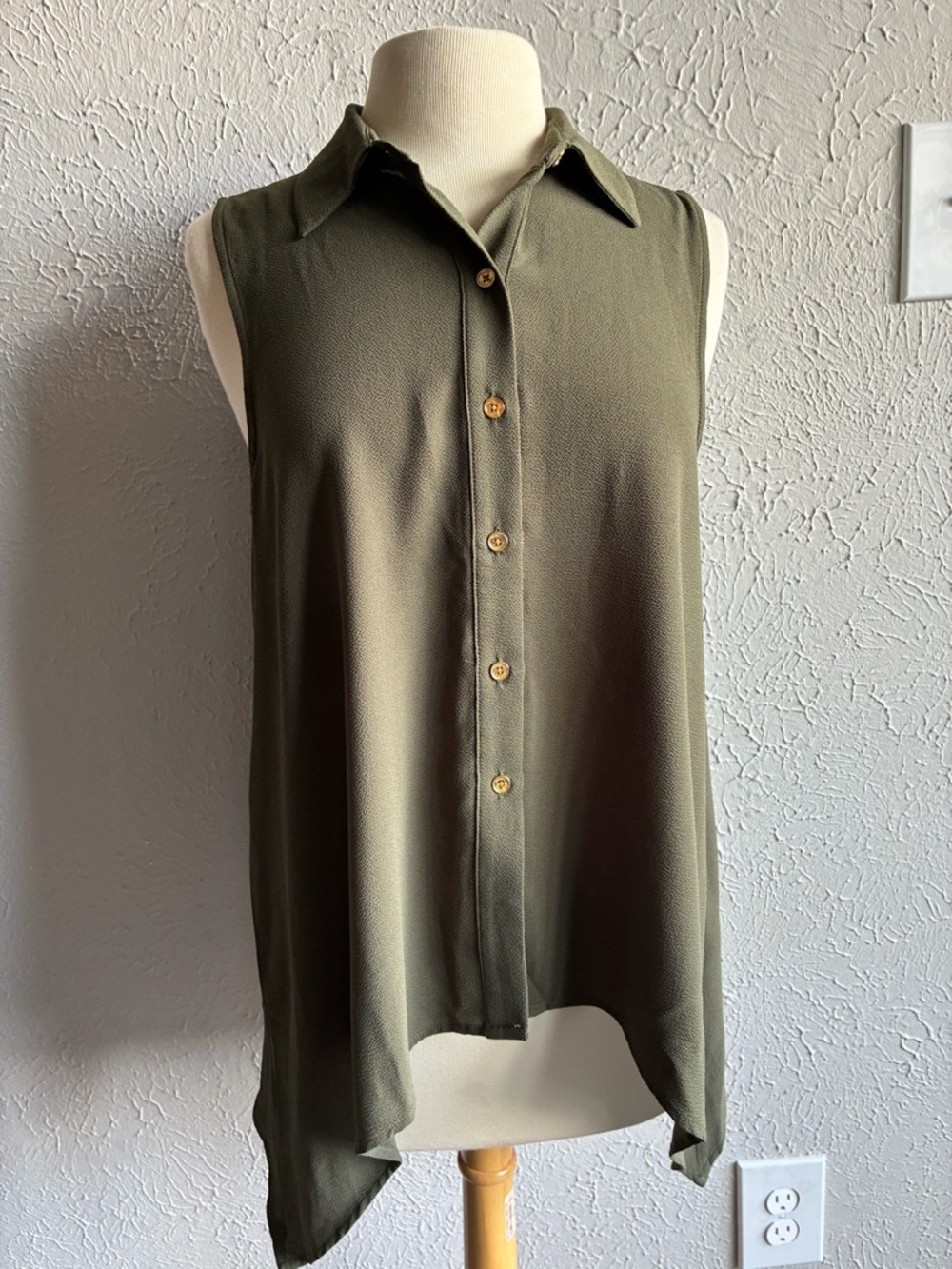 Michael Kors NWT Ivy Green Sleeveless Button Down Blouse
Sharkbite Hem Size M